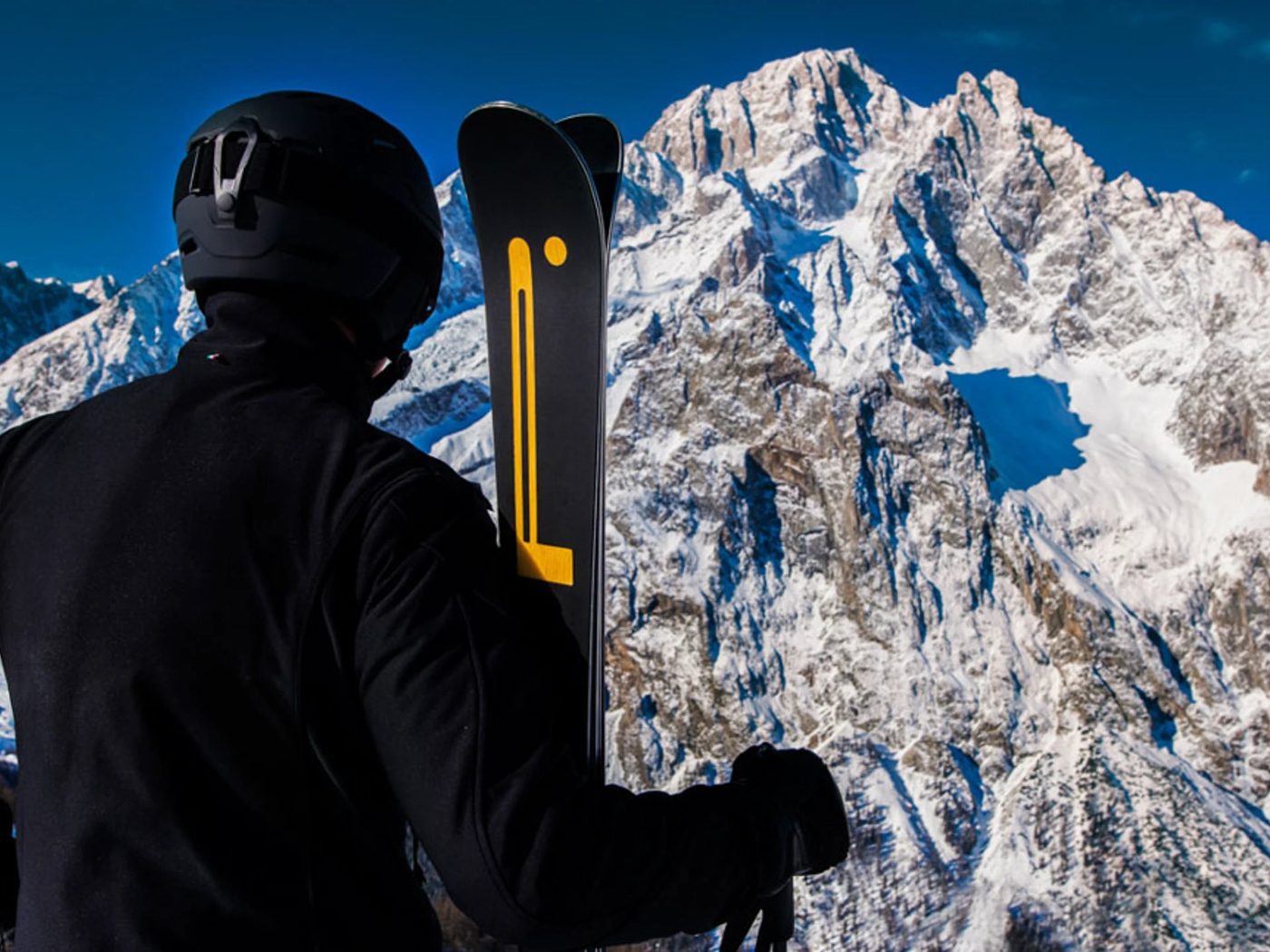Blick auf die Berge, Ski geschultert