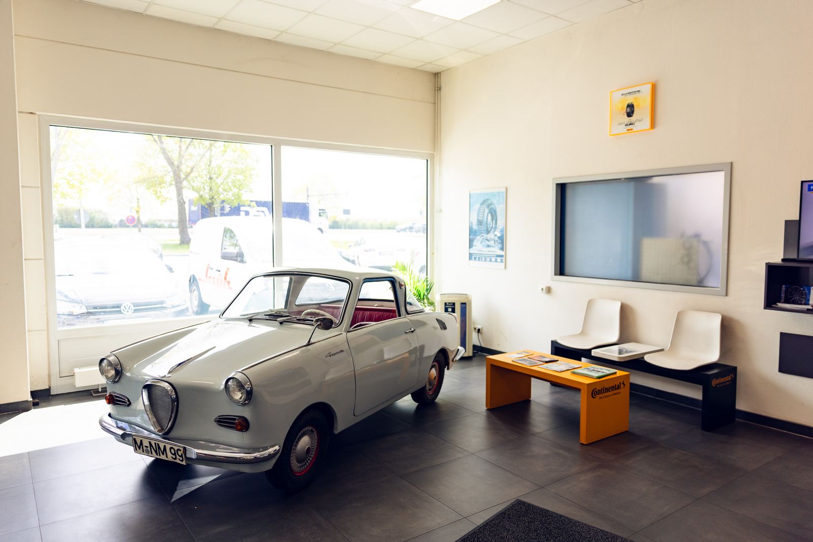 Ausstellungsraum der Filiale Eching mit Goggomobil
