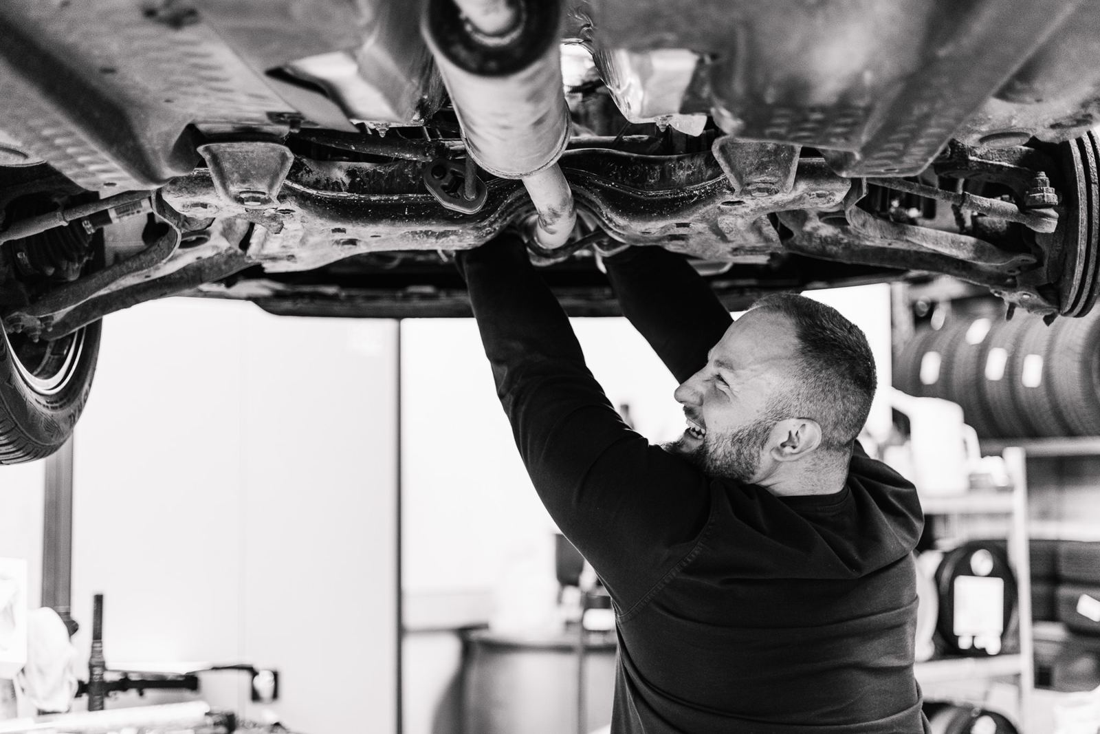 Arbeit unter dem Fahrzeug
