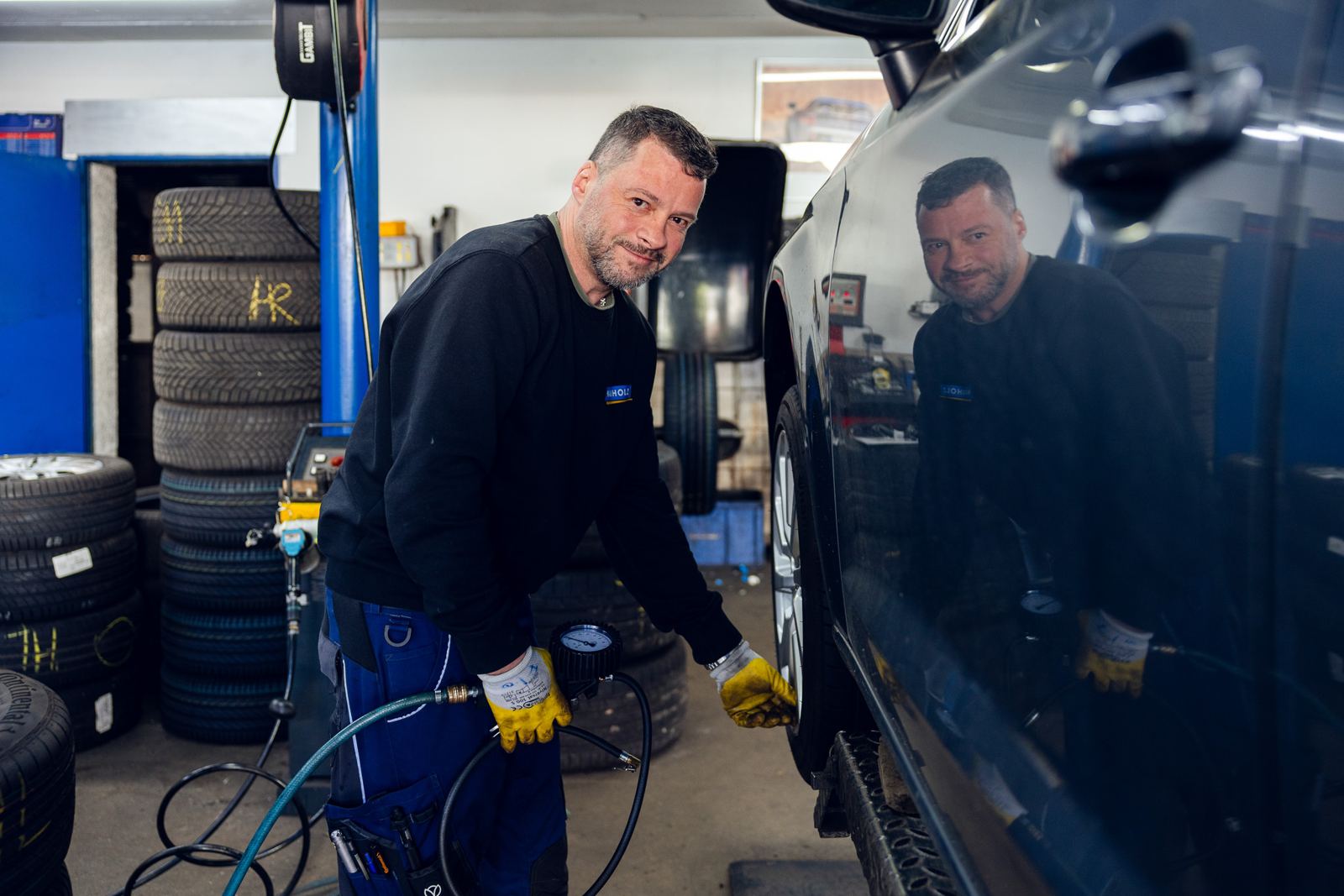 Kollege bei der Arbeit am Fahrzeug