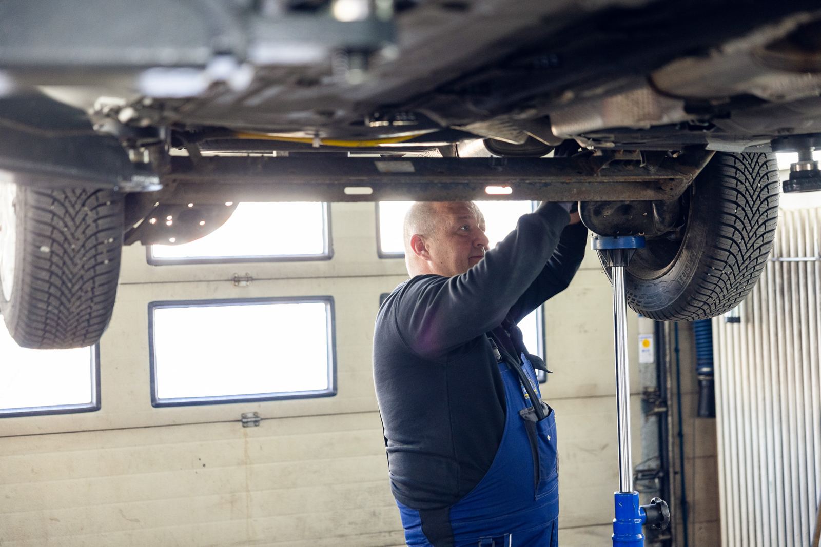 Arbeit unter dem Fahrzeug