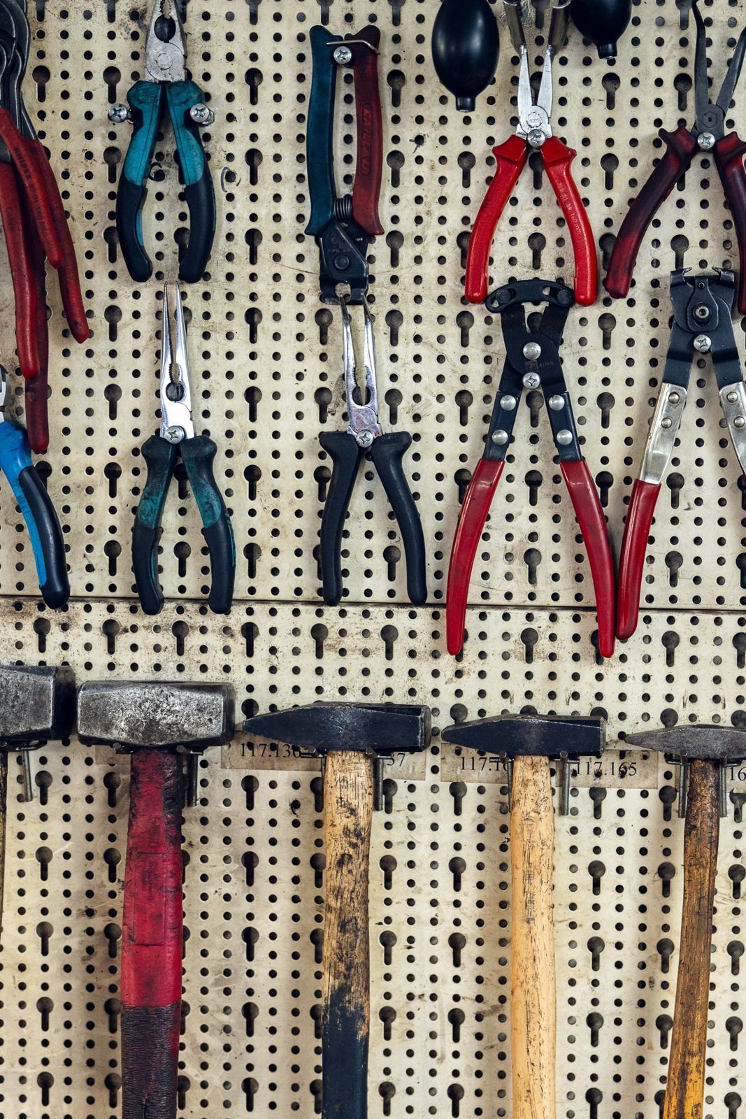 Werkzeugwand in der Werkstatt