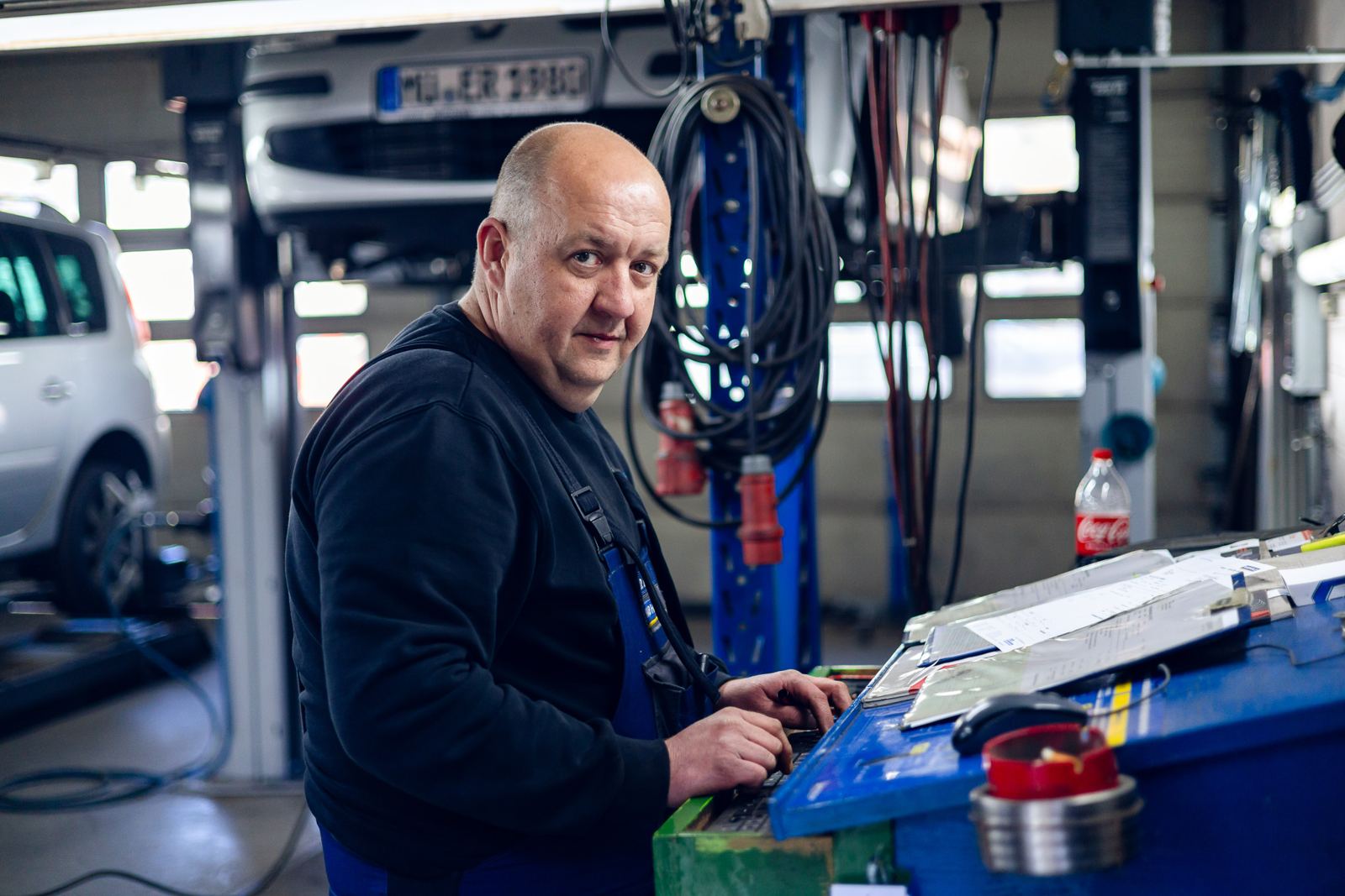 Kollege an der Werkbank