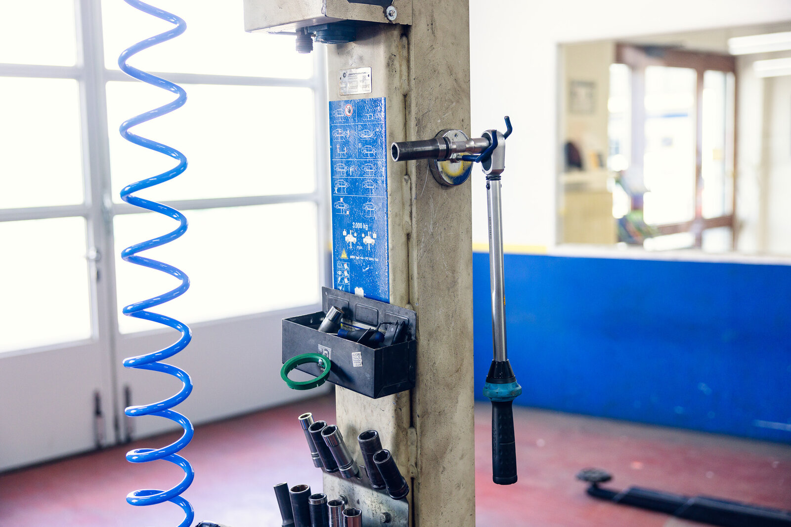 Werkstattdetail mit Druckluftleitung