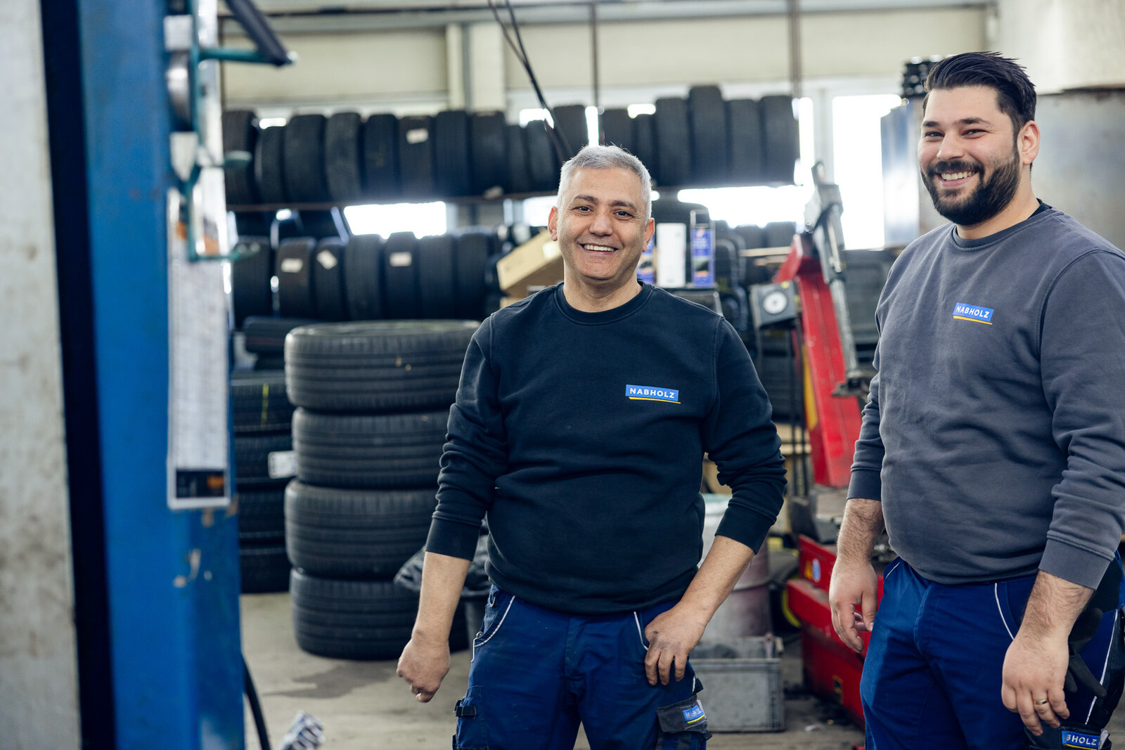 Zwei Kollegen in der Werkstatt