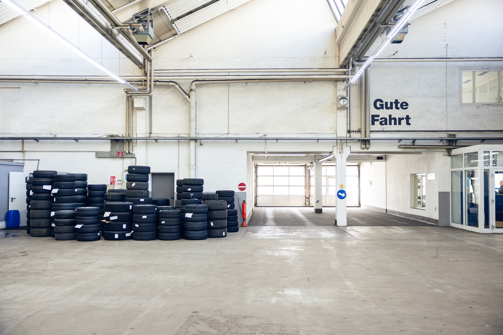 Werkstatthalle mit dem Schriftzug Gute Fahrt