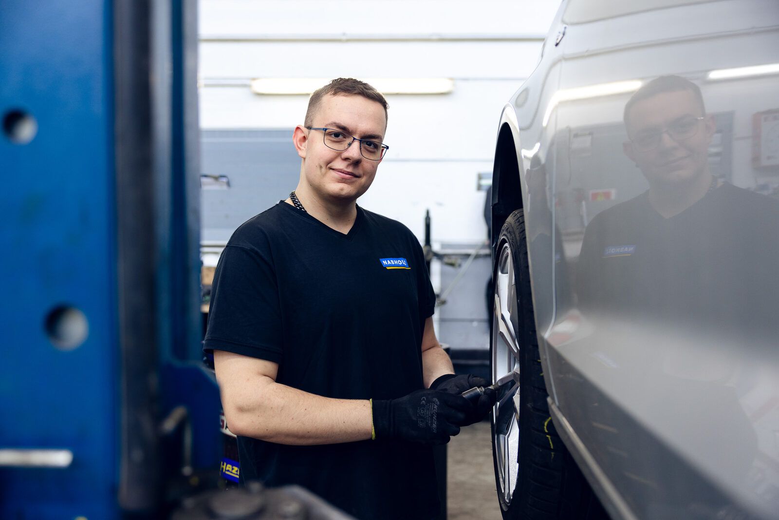 Kollege am Transporter