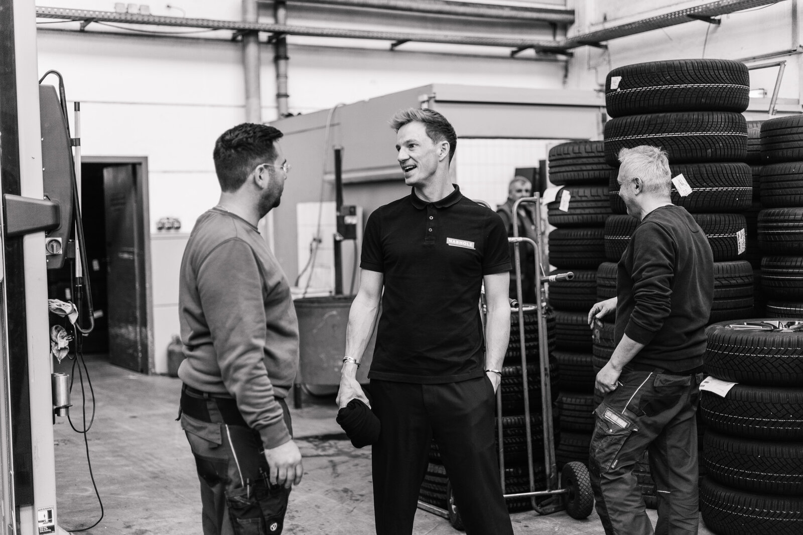 Gespräch in der Werkstatt, Schwarzweißaufnahme