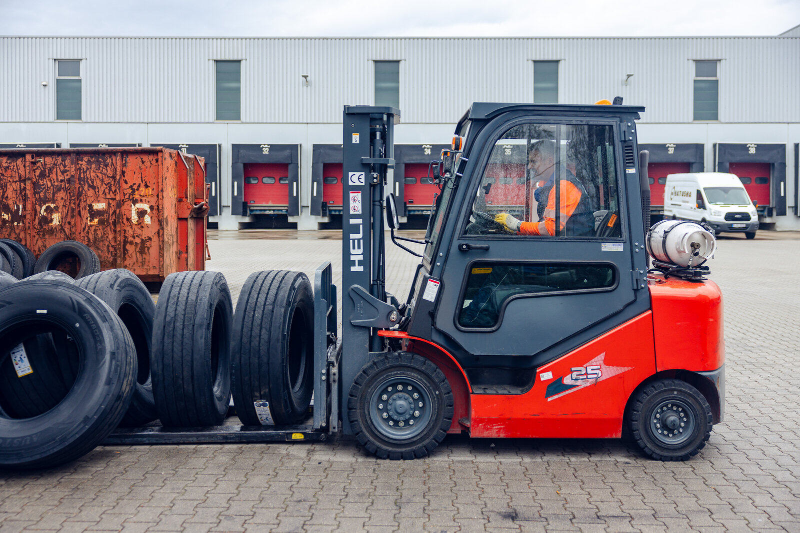 Gabelstapler mit Lkw-Reifen