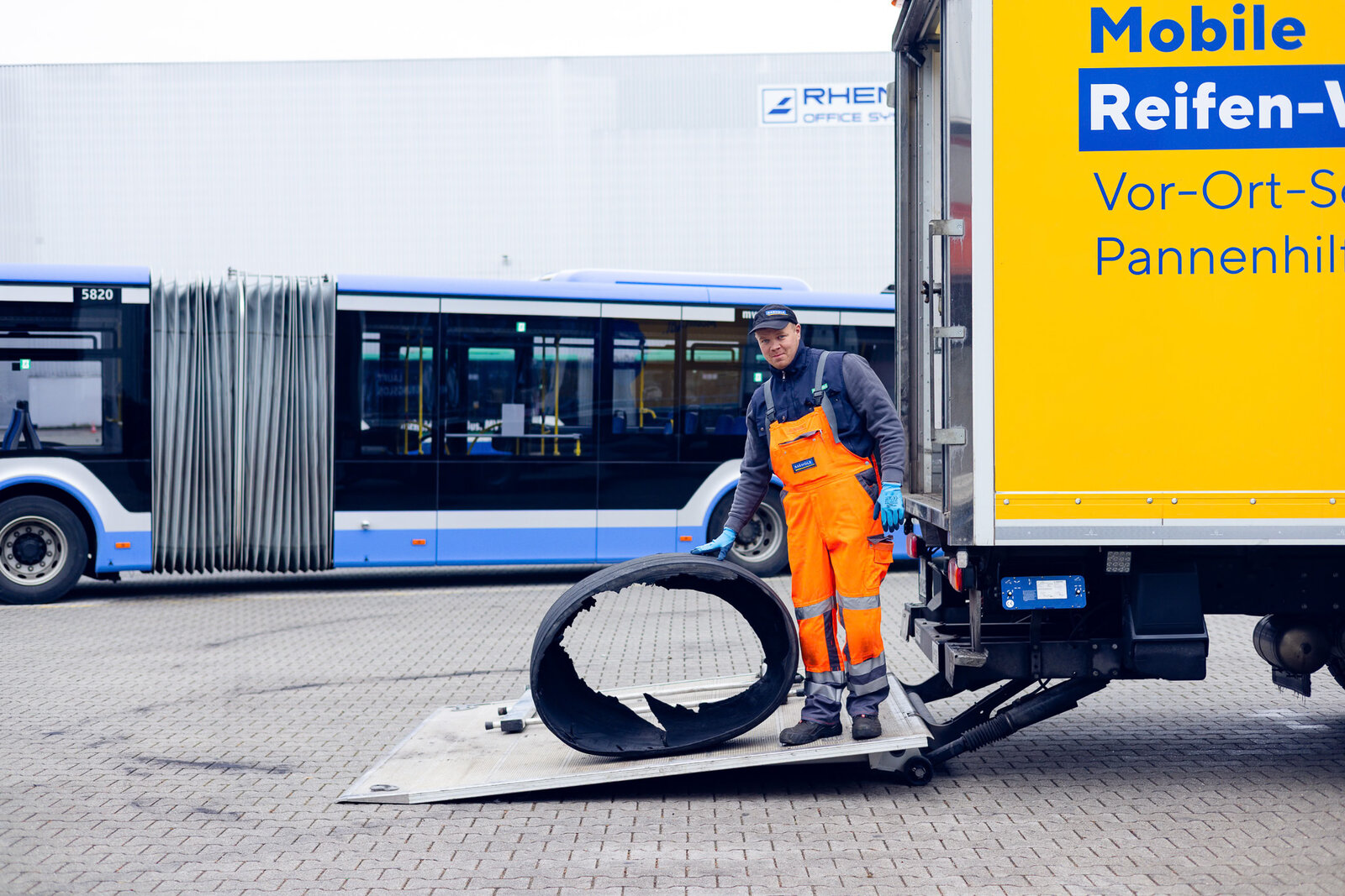 Reifenservice am Gelenkbus