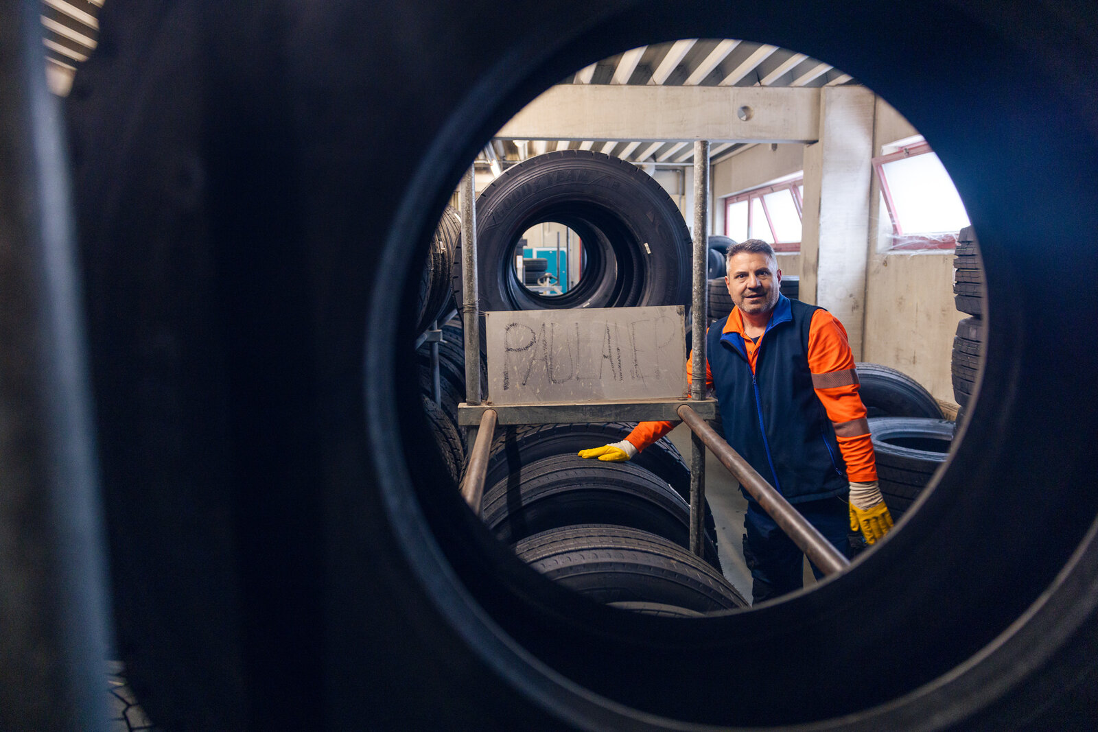 Blick durch einen Lkw-Reifen in die Halle