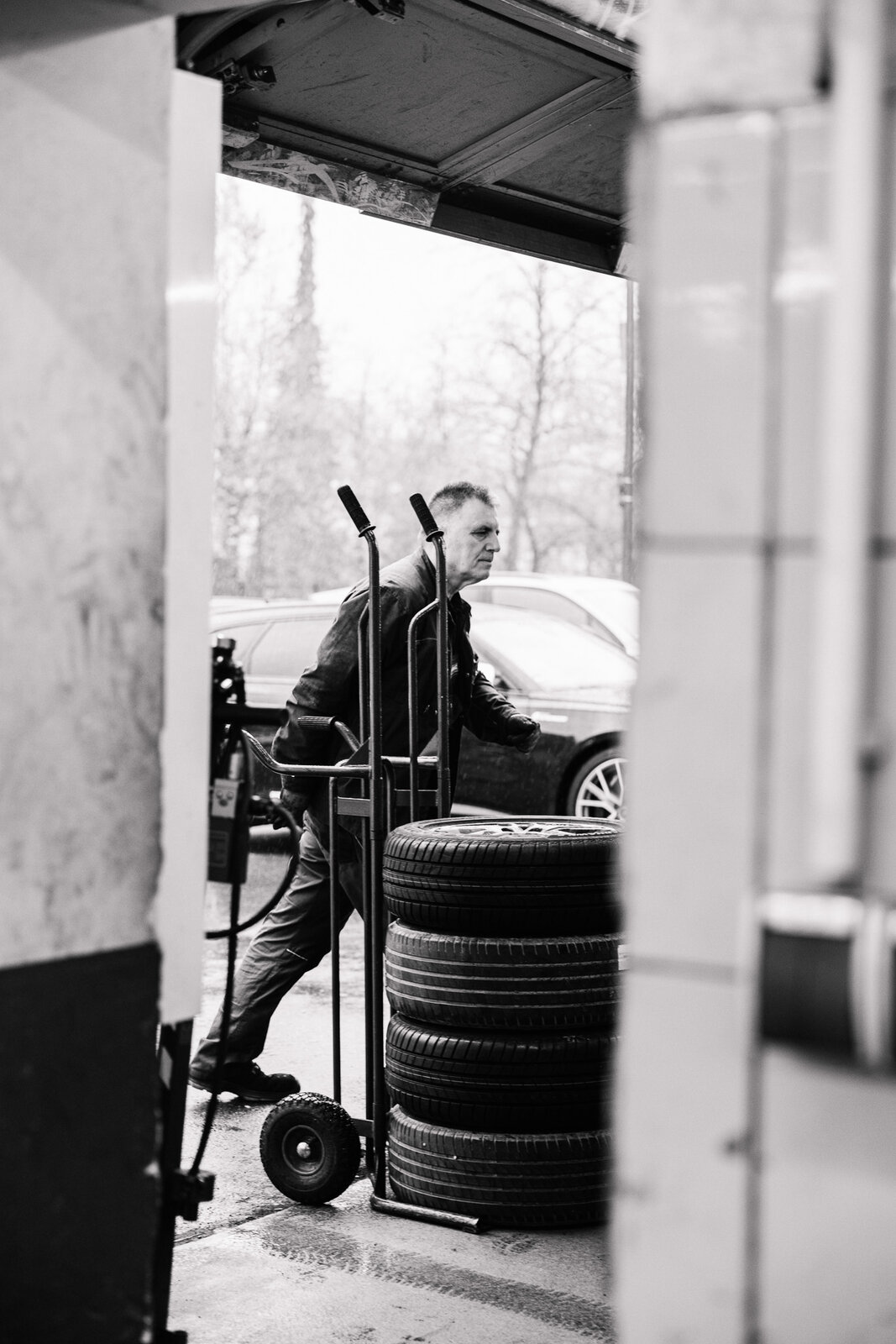 Reifen auf dem Rollwagen, Schwarzweißaufnahme