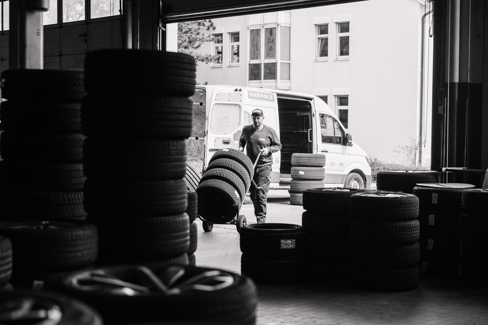 Reifen und Transporter, Schwarzweißaufnahme