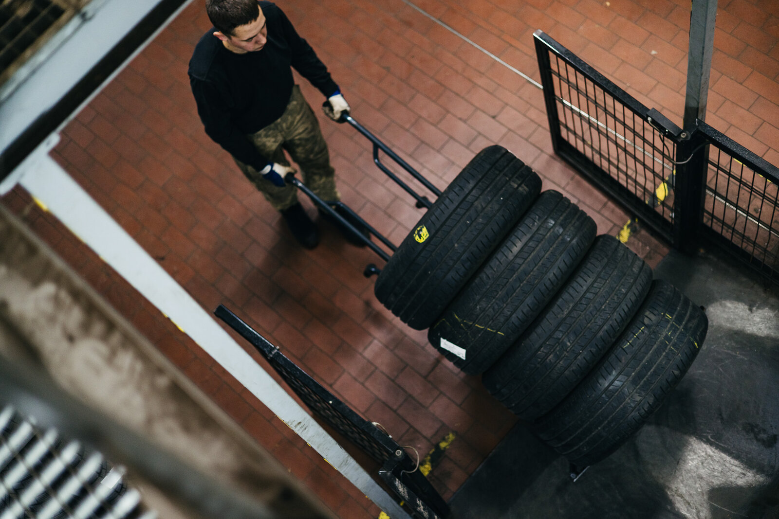Reifentransport mit dem Rollwagen