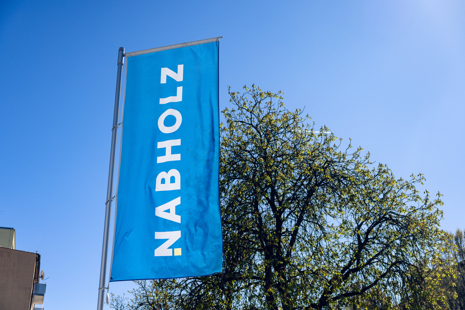 Nabholz-Fahne vor der Filiale