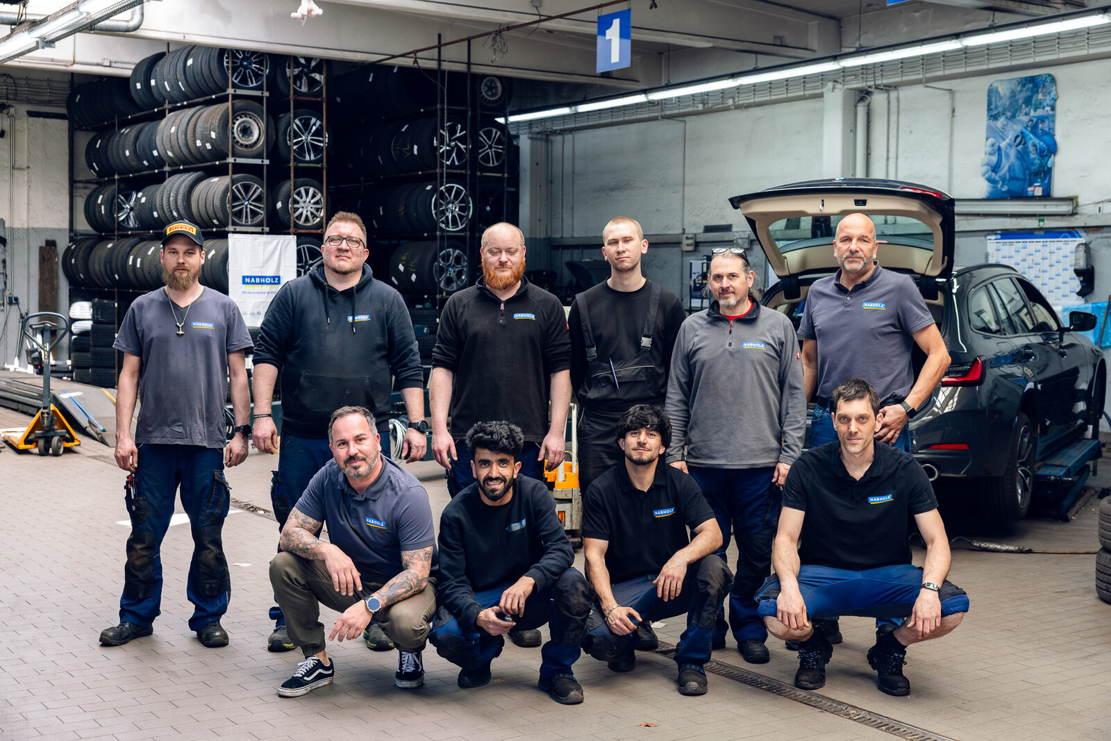 Das Team der Filiale München-Sendling vor der Werkstatt
