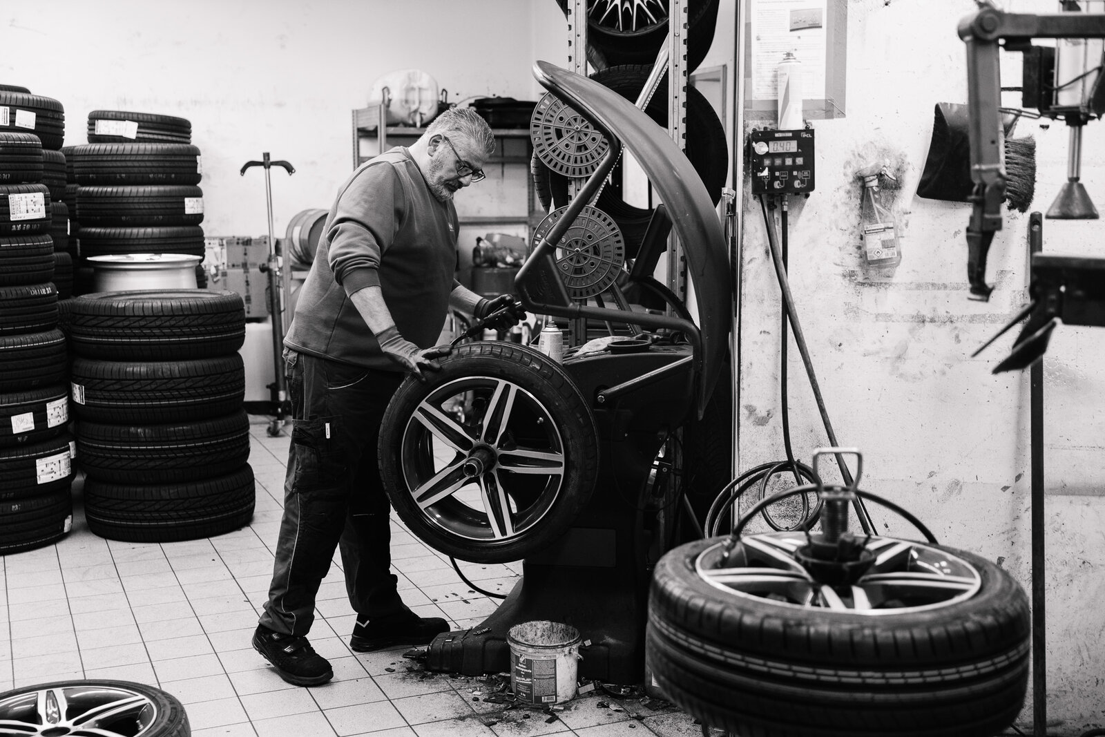 Radwechsel in der Werkstatt, Schwarzweißaufnahme