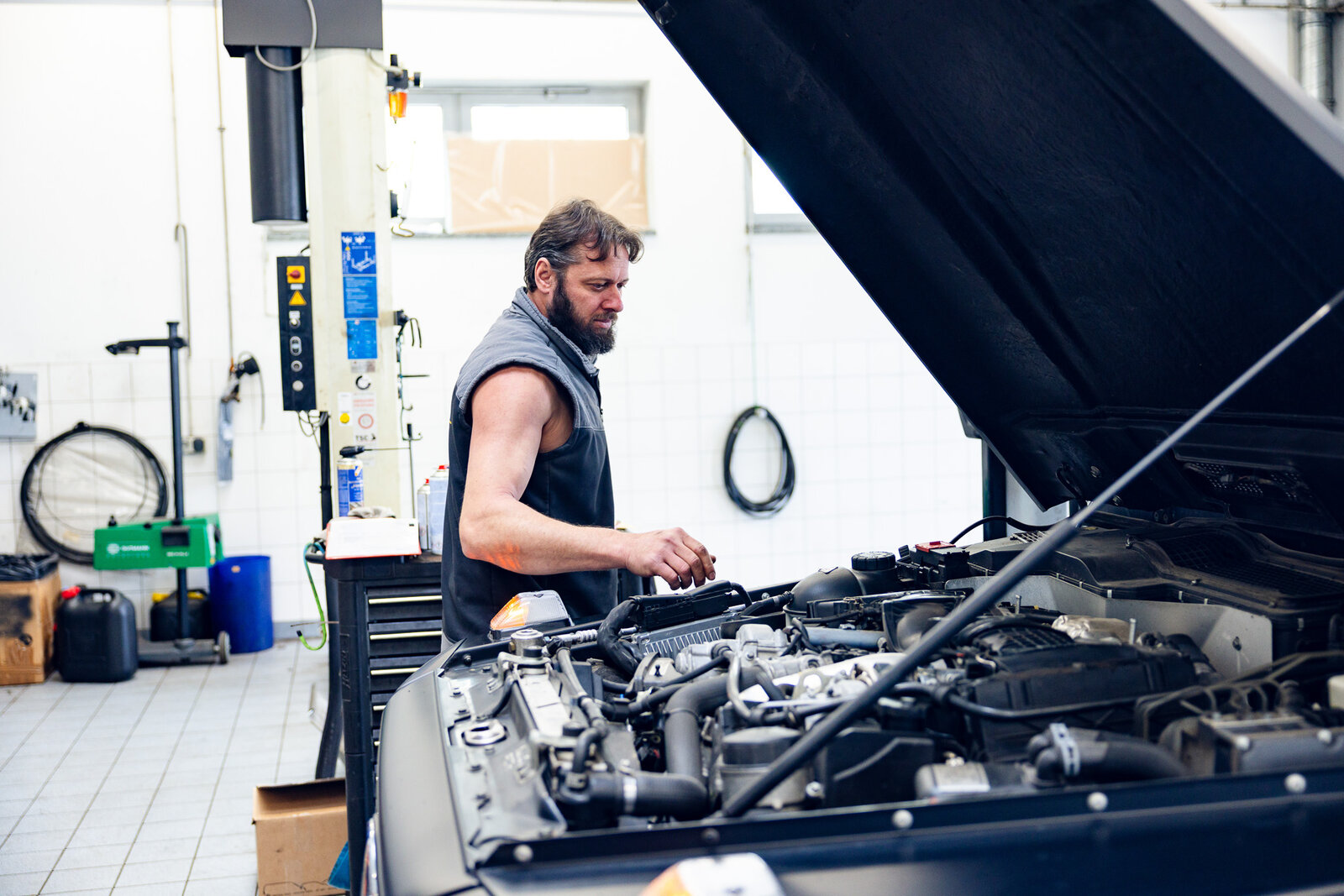 Arbeit im Motorraum
