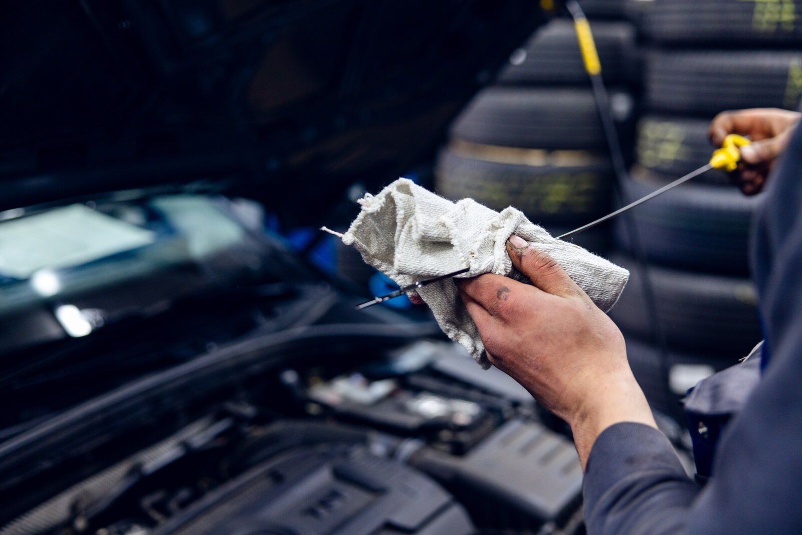 Arbeit im Motorraum