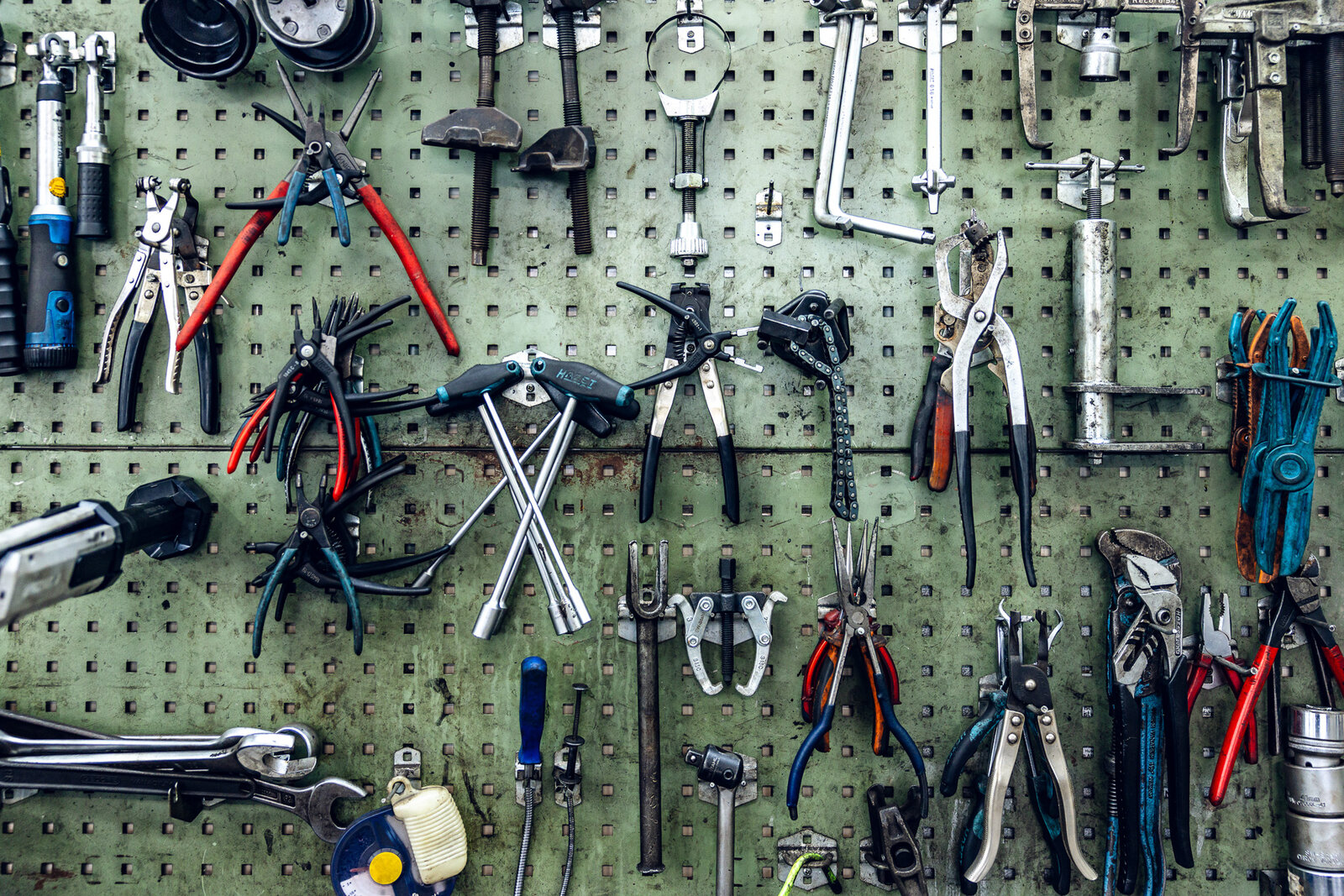 Werkzeugwand in der Werkstatt