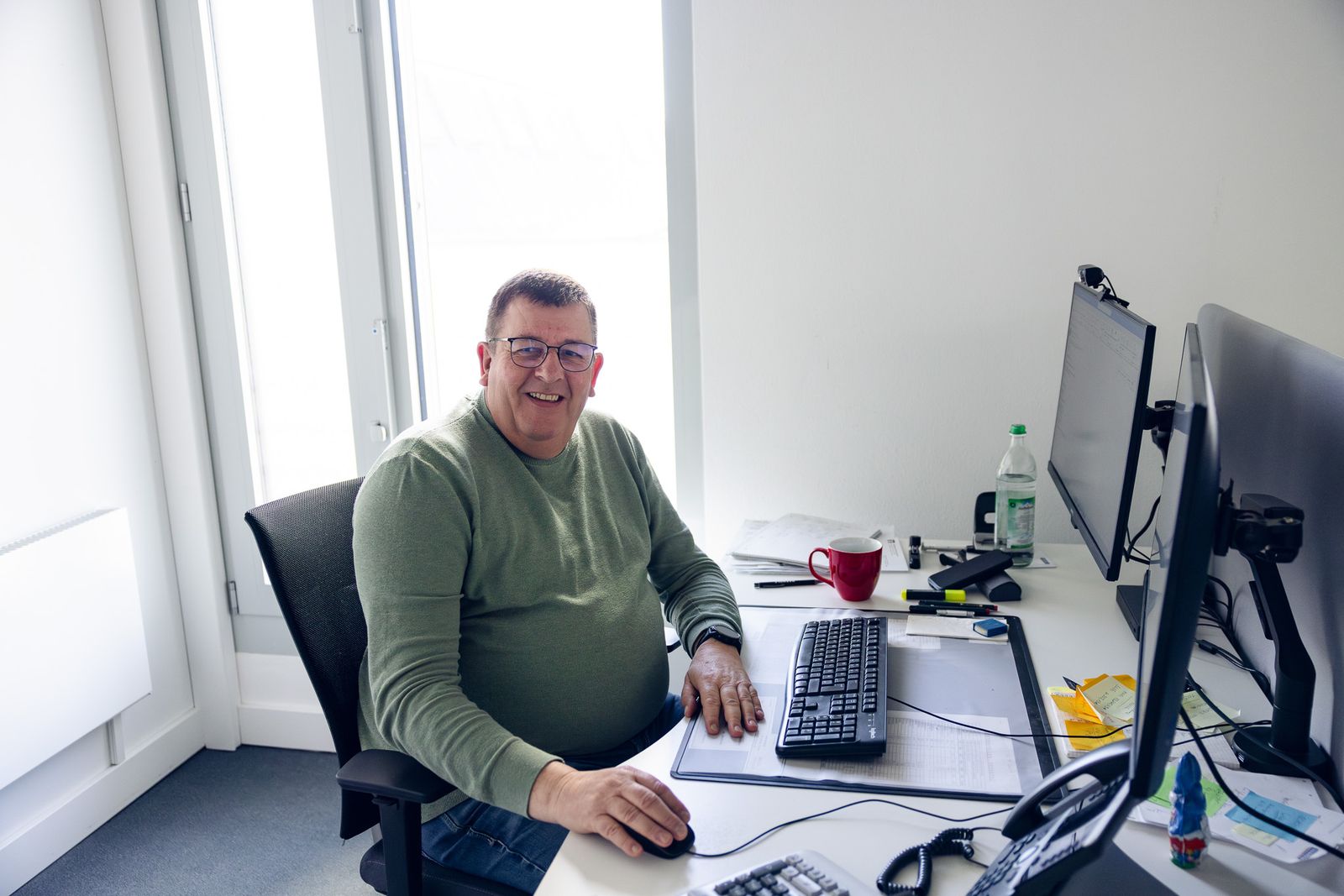 Kollege am Arbeitsplatz