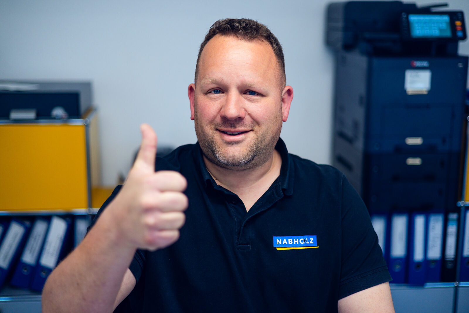 Kundenberater in einer Nabholz Filiale
